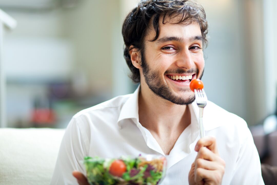 les hommes mangent des légumes pour la puissance