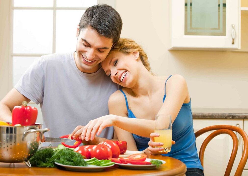 les femmes et les hommes fournissent des légumes pour augmenter la puissance