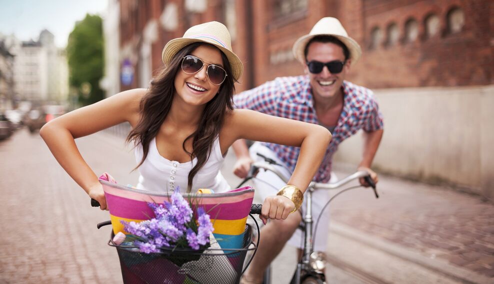Femme avec un homme sur un vélo